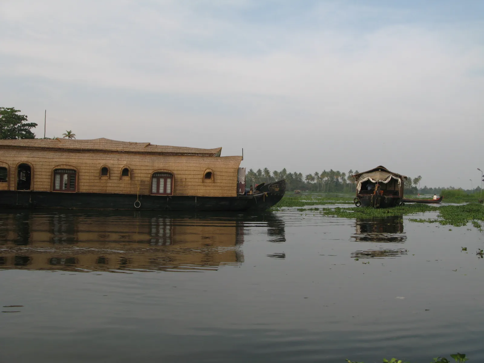 Kerala-style meal served on a banana leaf aboard a houseboat